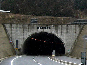 天引トンネル：西側坑門
