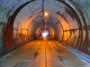 穴裏隧道：トンネル内部