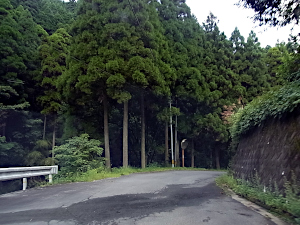 左に市道が「馬許橋」で剣持川を渡って伸びている、右手はコンクリートブロック擁壁