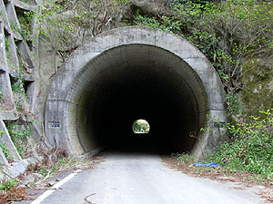 布施隧道：南側坑門