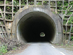 布施隧道：北側坑門