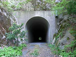 飯美隧道：北側坑門