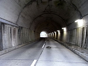 鯨浜隧道：トンネル内部