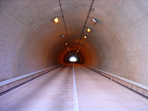 熊野トンネル：崖と隧道
