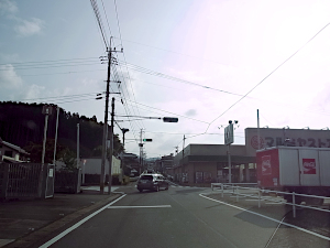 十字路、左手にNTT西日本小国交換所がある