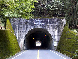 栗尾トンネル：東側坑門