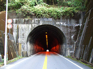 三津坂トンネル：西側坑門