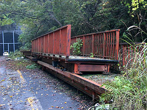 森山隧道：廃棄された歩道橋の残骸