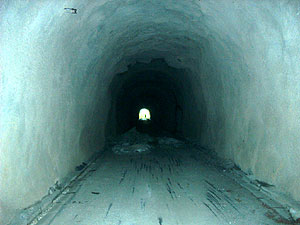 中山隧道：扉から失敬する