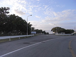 沖縄石油基地正門