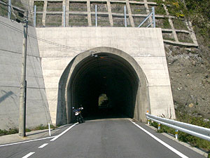 久保呂隧道：南側坑門