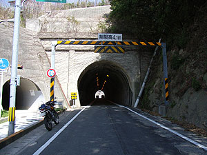 新町自歩道トンネル：親子