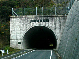 新代トンネル：北側坑門