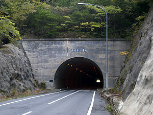 唐尾トンネル：西側坑門