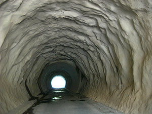 卯敷隧道：トンネル内部